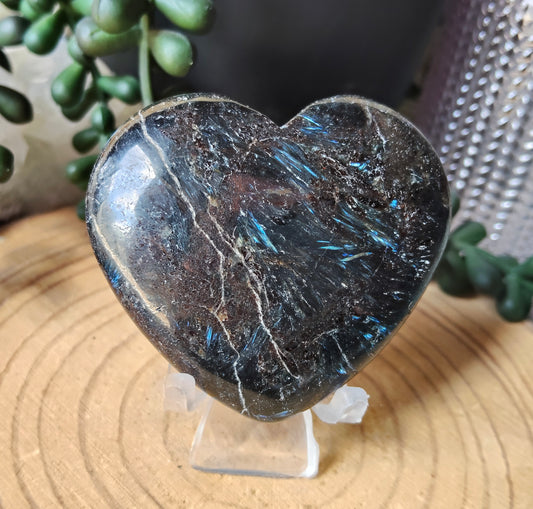 Garnet in Arfvedsonite Hearts